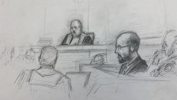 Un croquis d'audience montrant Janson Bryan Baker de profil et le juge de face. 
