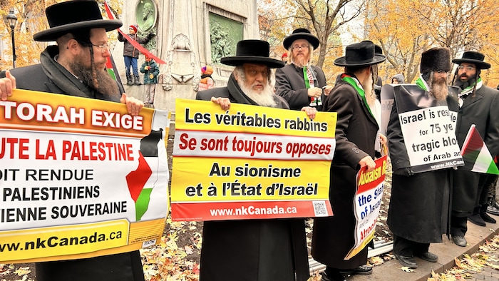 Juifs religieux avec des pancartes dénonçant l'État d'Israël.