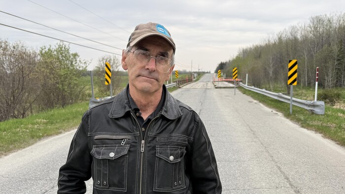 Jules Grondin près d'un pont qui doit être reconstruit.