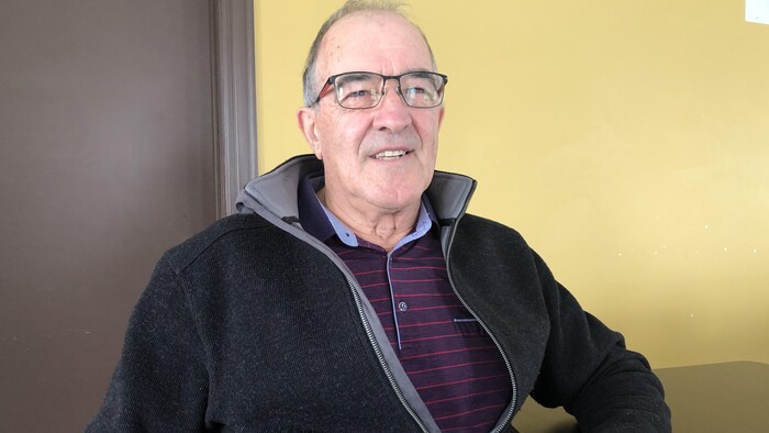 Jules Haché, assis, lors de l'entrevue avec Radio-Canada.