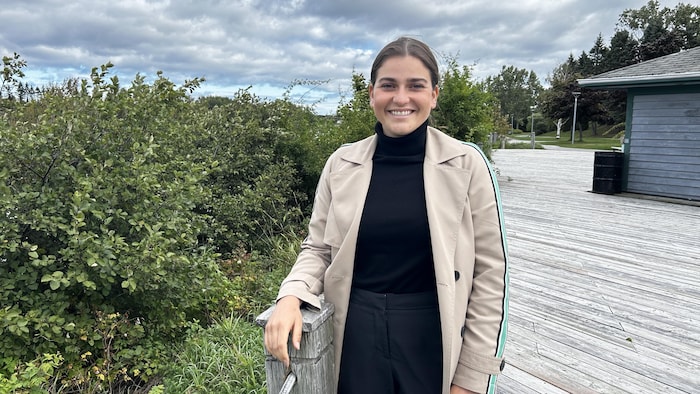 Portrait de la candidate de la Coalition avenir Québec dans Rimouski, Julia Brillant-Ruest, dans la parc Beauséjour.