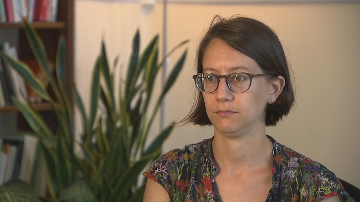 Julia Posca durant une entrevue.