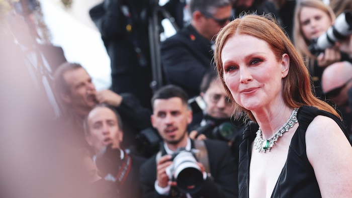 L'actrice vêtue d'une robe noire est sur le tapis rouge à Cannes.