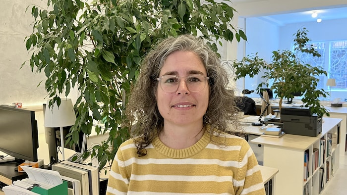 Julie Allard pose devant les bureaux de son O B N L.