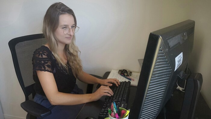 Une femme devant un ordinateur.