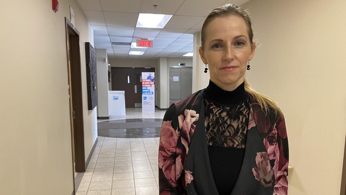 Julie Boivin dans le corridor d'un bâtiment.