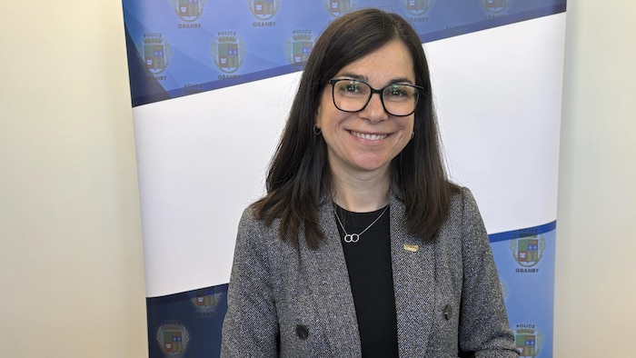 Julie Bourdon, mairesse de Granby, se tient debout devant la caméra.