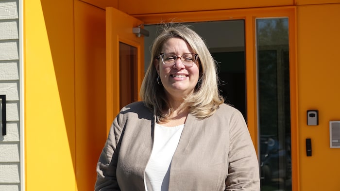 Julie Dalpe devant le CPE de Saint-Alphonse.
