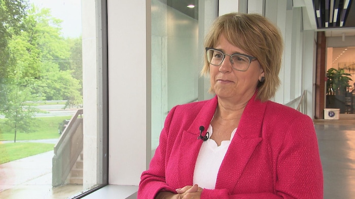 Julie Desjardins devant une fenêtre.