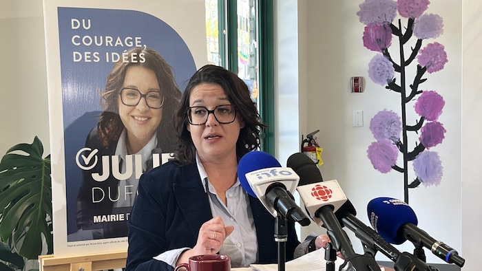 La mairesse sortante de Saguenay, Julie Dufour, lors d'un point de presse.