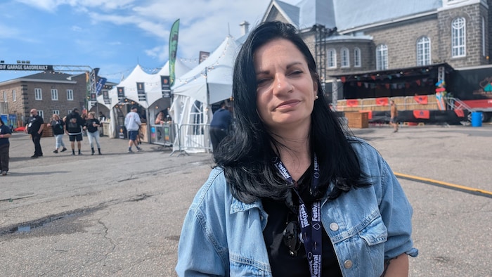 Julie Dufour sur le site d'un festival.