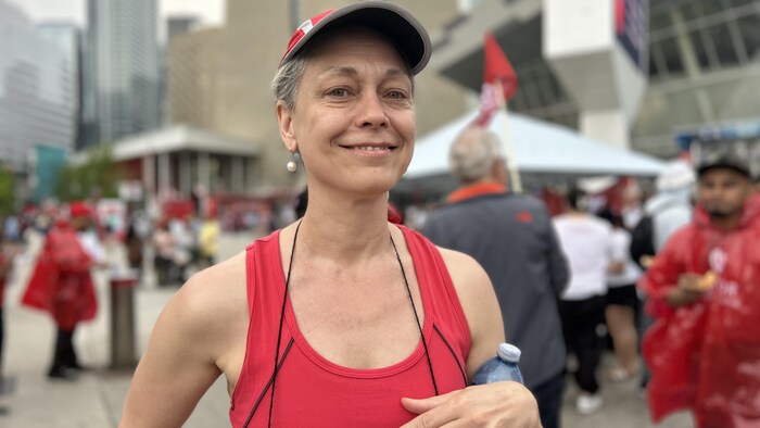 Julie Dupuis en entrevue près de la Tour CN à Toronto, le 30 juin 2025.