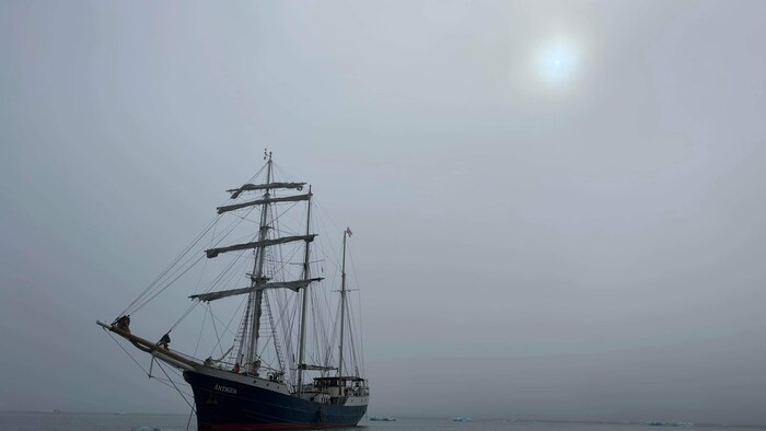 Voilier dans l'archipel du Svalbard.