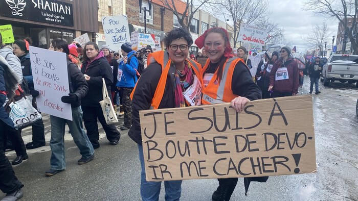 Julie Fortier, directrice générale de la Coalition d’aide à la diversité sexuelle de l’Abitibi-Témiscamingue, et Stacey Shea, porte-parole de la cellule locale à Rouyn-Noranda


