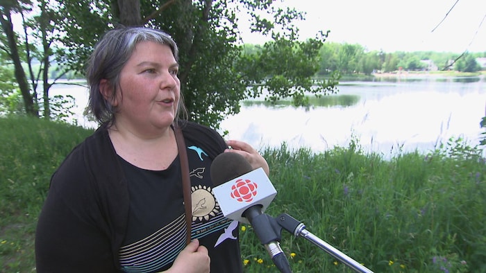 Julie Grenier accorde une entrevue au bord de la rivière.