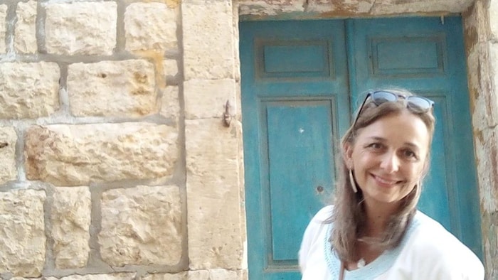 Une femme prend la pose pour la caméra.