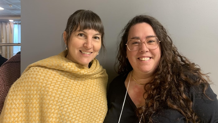 Julie Lemire et Marie-Ève Barbes posent pour la photo.