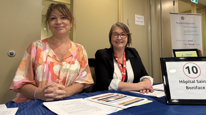 Julie Lessard et Natalie Hébert assises à une table le 6 mars 2026 à Winnipeg.