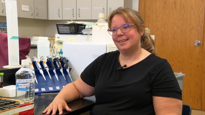 Julie Lewis interviewée dans son laboratoire.