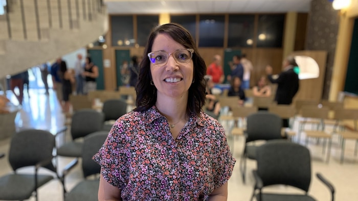 Julie Paquet dans le hall d'entrée de l'école Polyno de La Sarre.