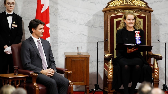 Julie Payette lit le discours du Trône et Justin Trudeau l'écoute.