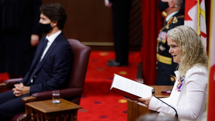 La gouverneure générale en avant-plan lisant le discours du Trône. Le premier ministre du Canada Justin Trudeau en second plan. 