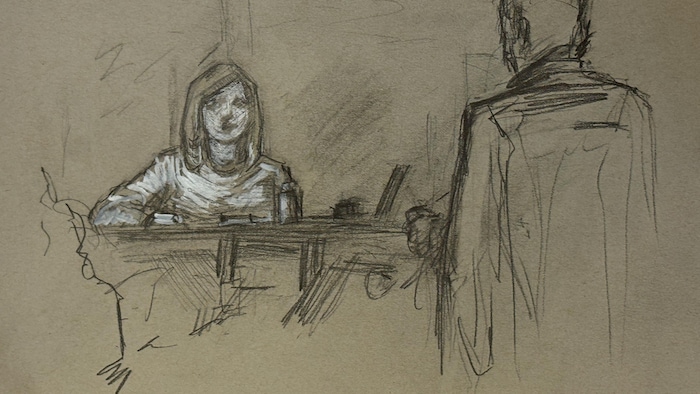 Dessin judiciaire d'une personne aux longs cheveux blonds qui témoigne en Cour du Banc du Roi. 