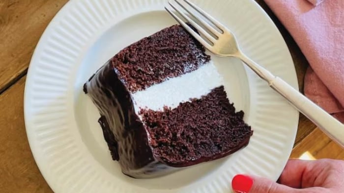 Un morceau de gâteau au chocolat sur une assiette.