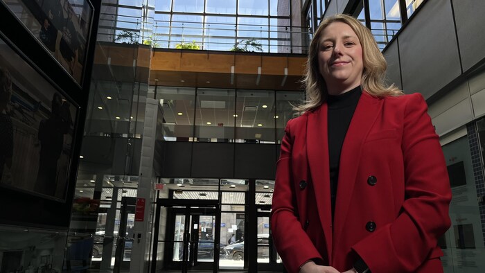 Julie White pose dans l'atrium de la station de Radio-Canada à Québec.