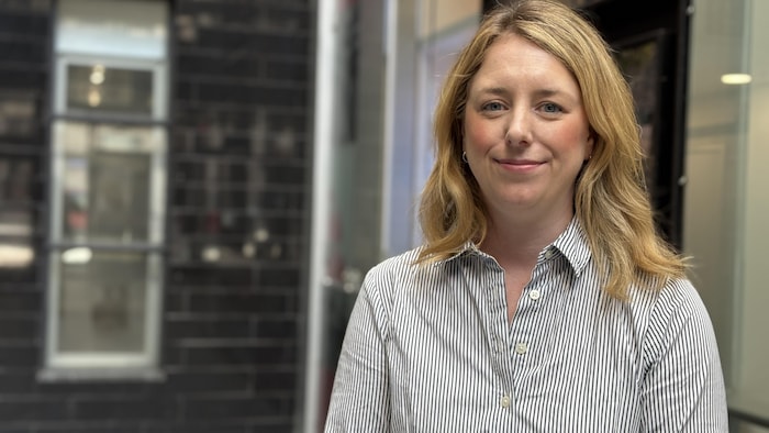 Une femme prend la airs en entrevue.