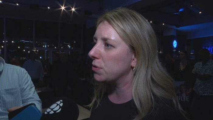 Elle est en entrevue à Radio-Canada.
