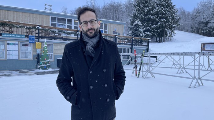 Julien Bazile devant le chalet Antonio-Pinard du Mont-Bellevue à Sherbrooke.