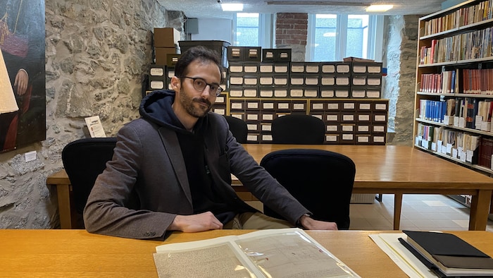 Julien Bazile dans la salle des archives du musée. 