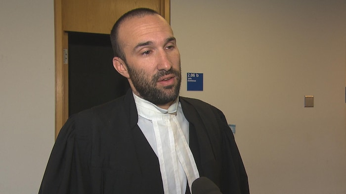 Me Julien Boulianne en entrevue au palais de justice.