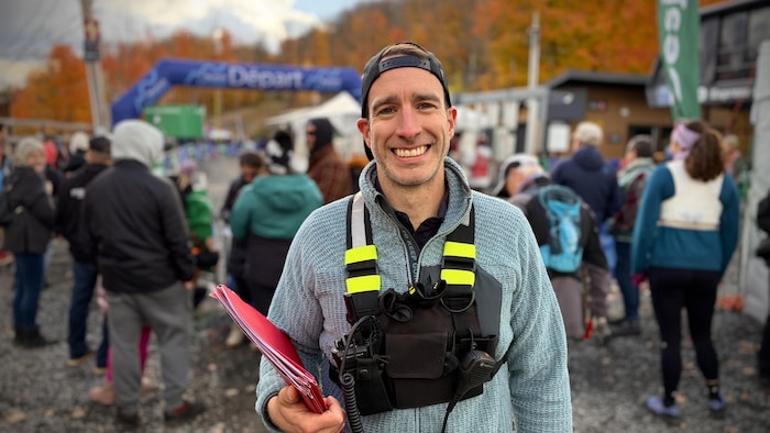 Julien Dernaucourt, directeur général du Bromont Ultra, sourit à la caméra. 