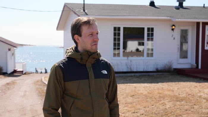 Julien Greschner devant sa maison.