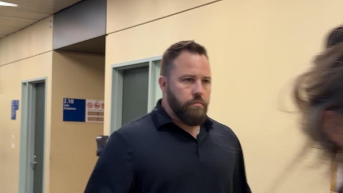 L'homme qui porte la barbe est au palais de justice de Québec.