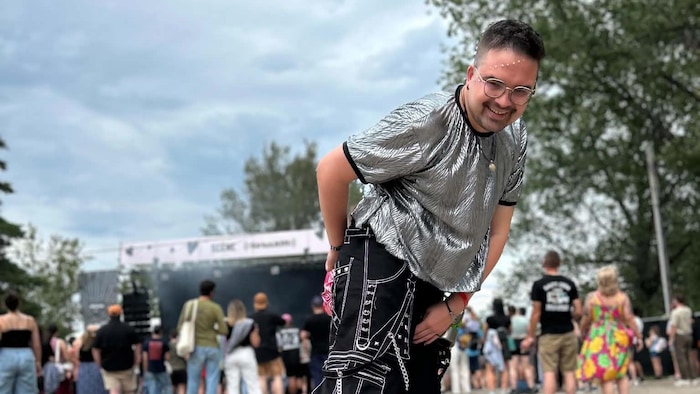Un homme prend la pose pour la caméra dans un événement extérieur.