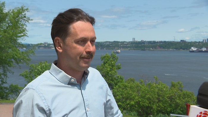 Julien Roy devant le fleuve.