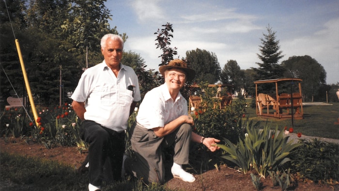 Patrice et Julienne Cliche dans les années 90, agenouillés à côté d'une platebande au parc botanique À fleur d'eau.