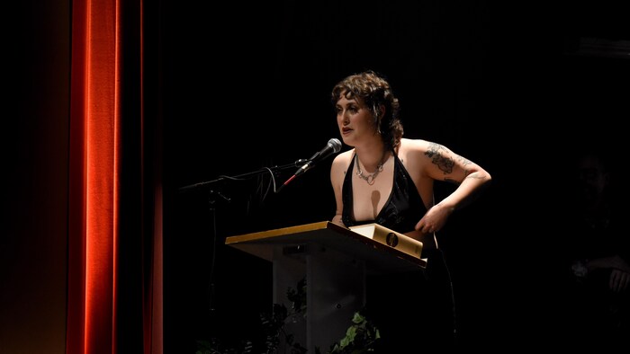 L'autrice sur sc&egrave;ne durant ses remerciements.