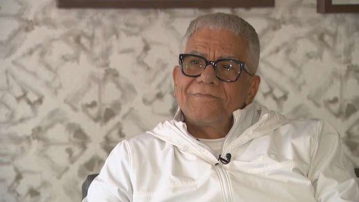 Julio Fonseca, le regard pensif, pendant une entrevue.