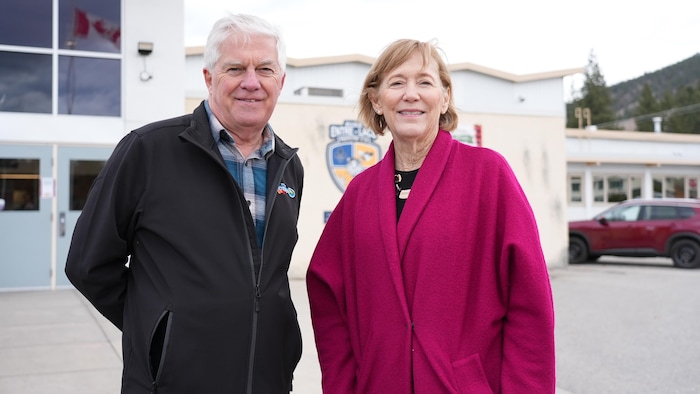 Julius Bloomfield et Helena Konanz à l’École Entre-Lacs de Penticton, le 7 mars 2026.