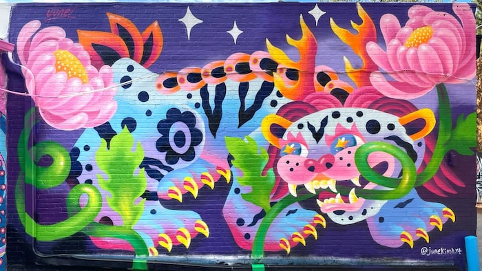 Une murale sur le mur d'un édifice.