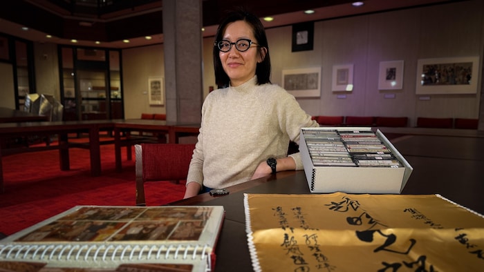 June Chow, devant des archives de la Collection Opéra cantonais Beatrice et Raymond Jai, à l'Université de Toronto.