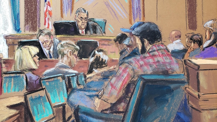 Dessin de cour du juge Lewis Kaplan qui donne des instructions aux membres d'un jury.

