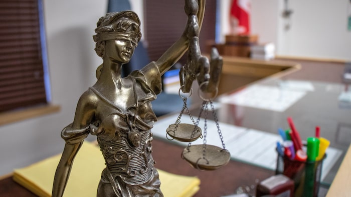 Une statue qui représente la justice est posée sur un bureau au palais de justice de Dartmouth, en Nouvelle-Écosse, le 9 décembre 2020.