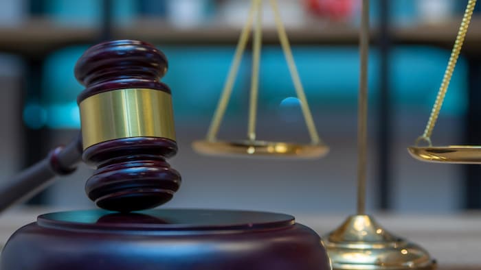 Vue rapprochée d'un marteau et d'une balance symbolisant la justice.