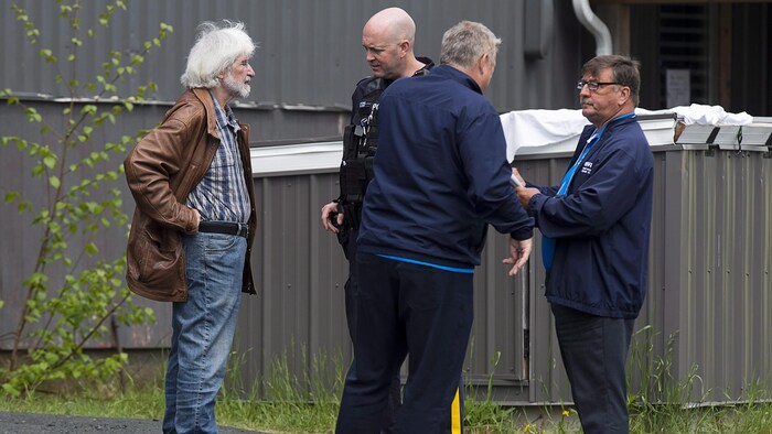 Felix Cacchione (à gauche), le directeur de l'Équipe d'intervention en cas d'incident grave de la Nouvelle-Écosse (SiRT), sur les lieux d'une enquête en 2018.