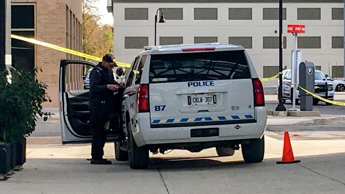 Un VUS de la police de London, en Ontario, entouré d’un ruban policier.